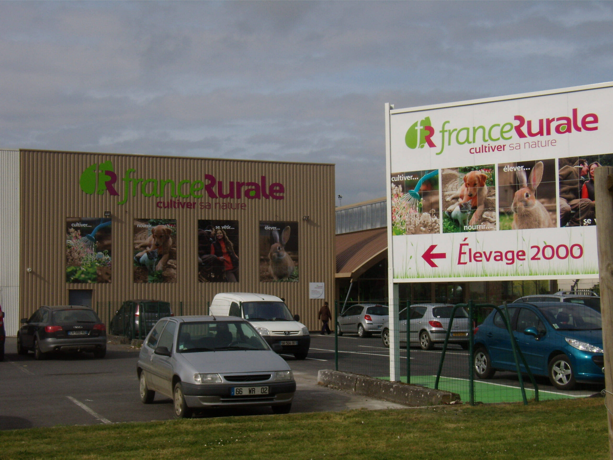 Panneaux directionnels sur le parking