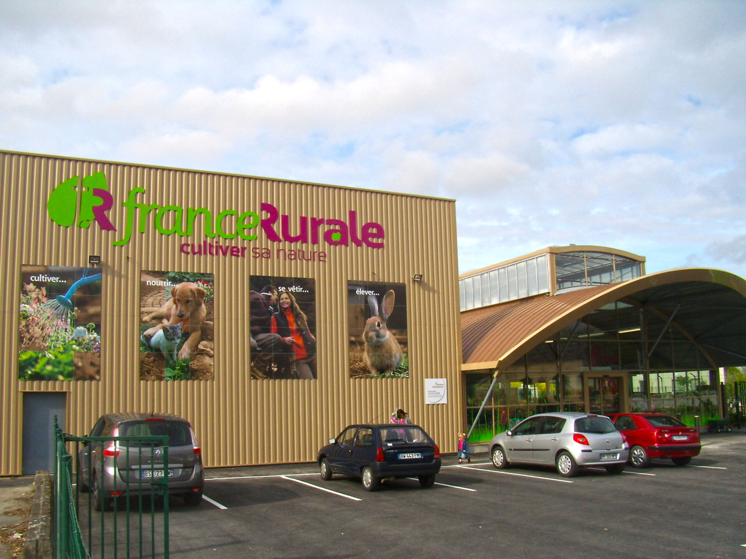 Devanture de magasin avec enseigne extérieure personnalisée - aménagement de votre point de ente