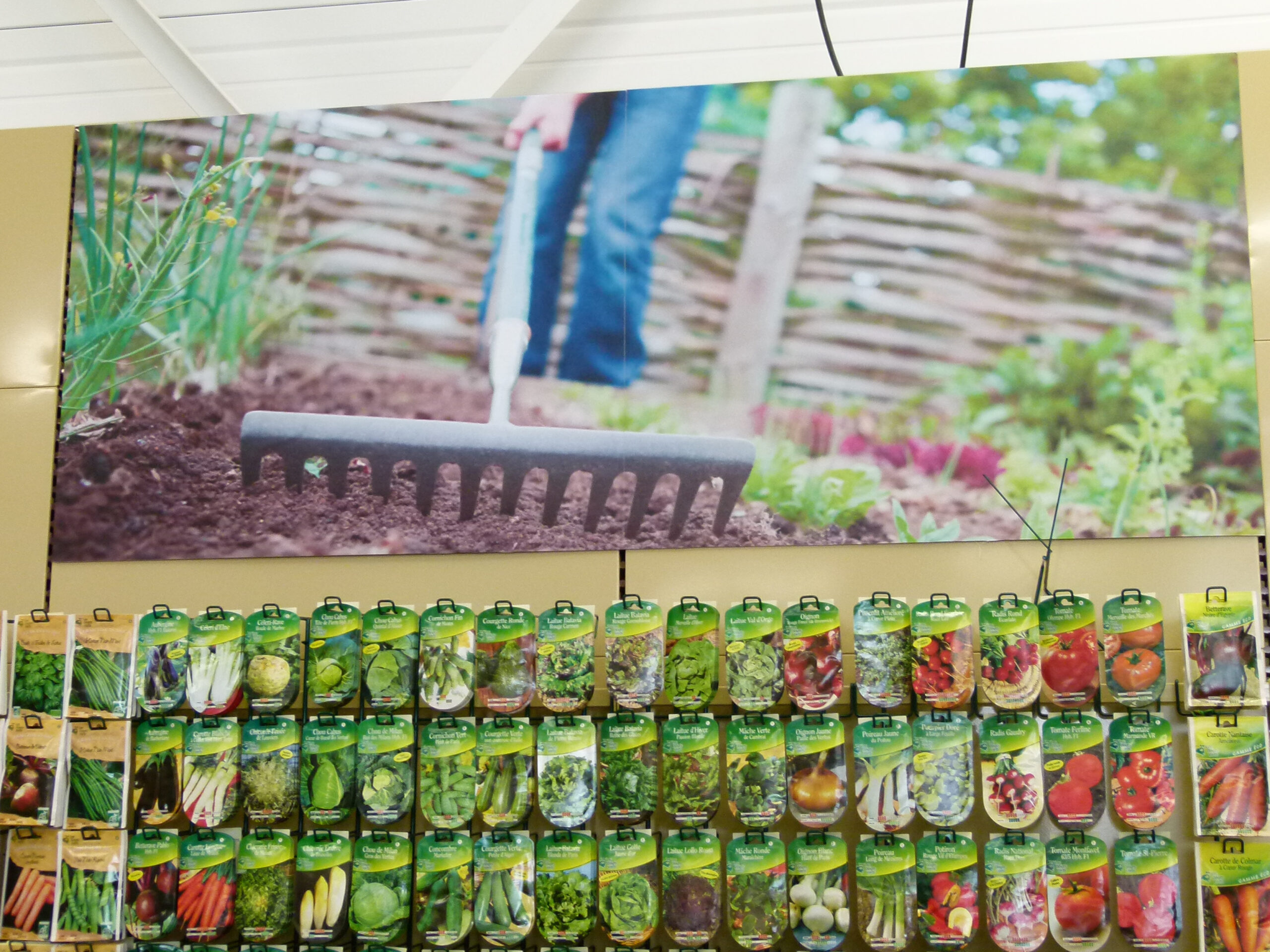 Habillage de tête de gondole valorisant les produits en magasin - aménagement de votre point de vente