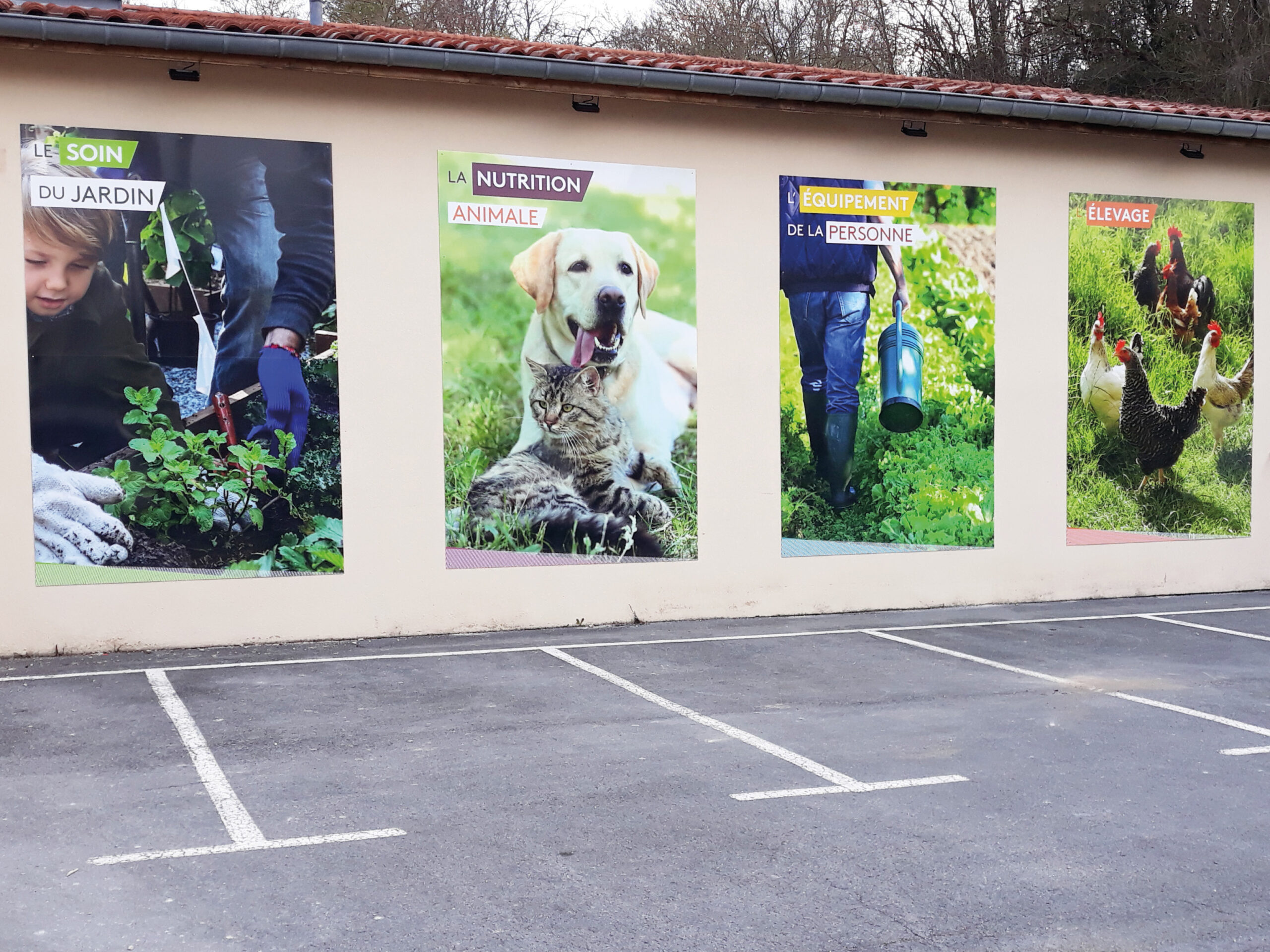 Panneau extérieur métier conçu pour la communication visuelle du magasin - aménagement de votre point de vente