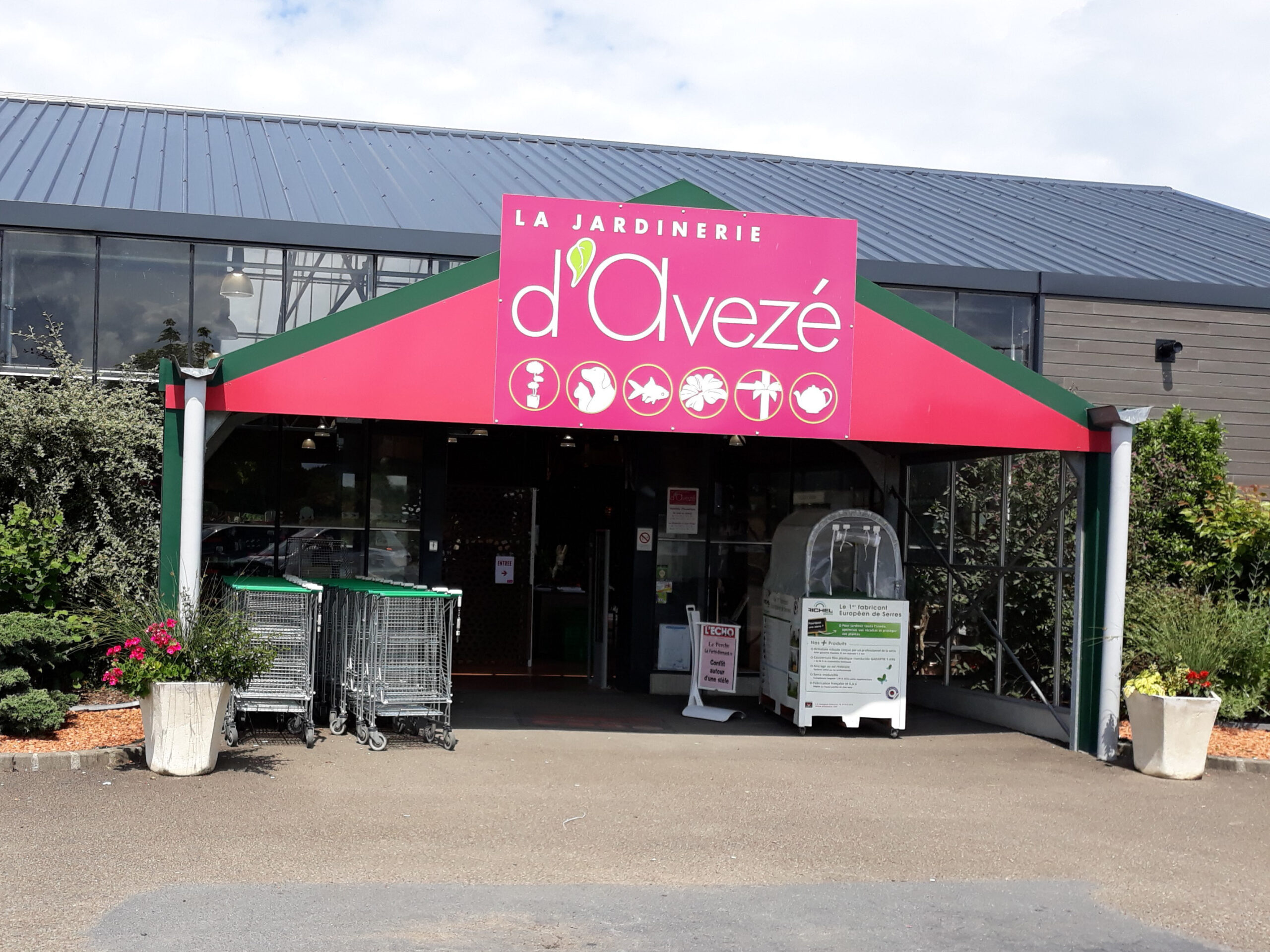 Devanture de magasin avec enseignes extérieure personnalisée - aménagement de votre point de vente