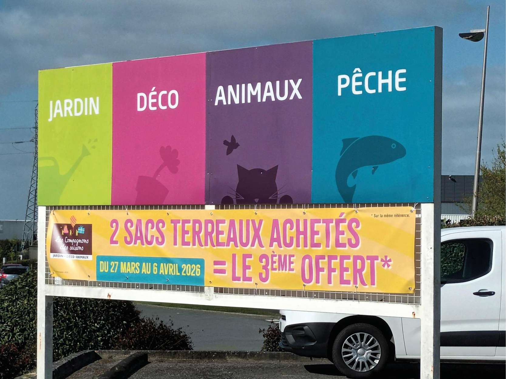 Devanture de magasin avec enseigne extérieure personnalisée - aménagement de votre point de ente