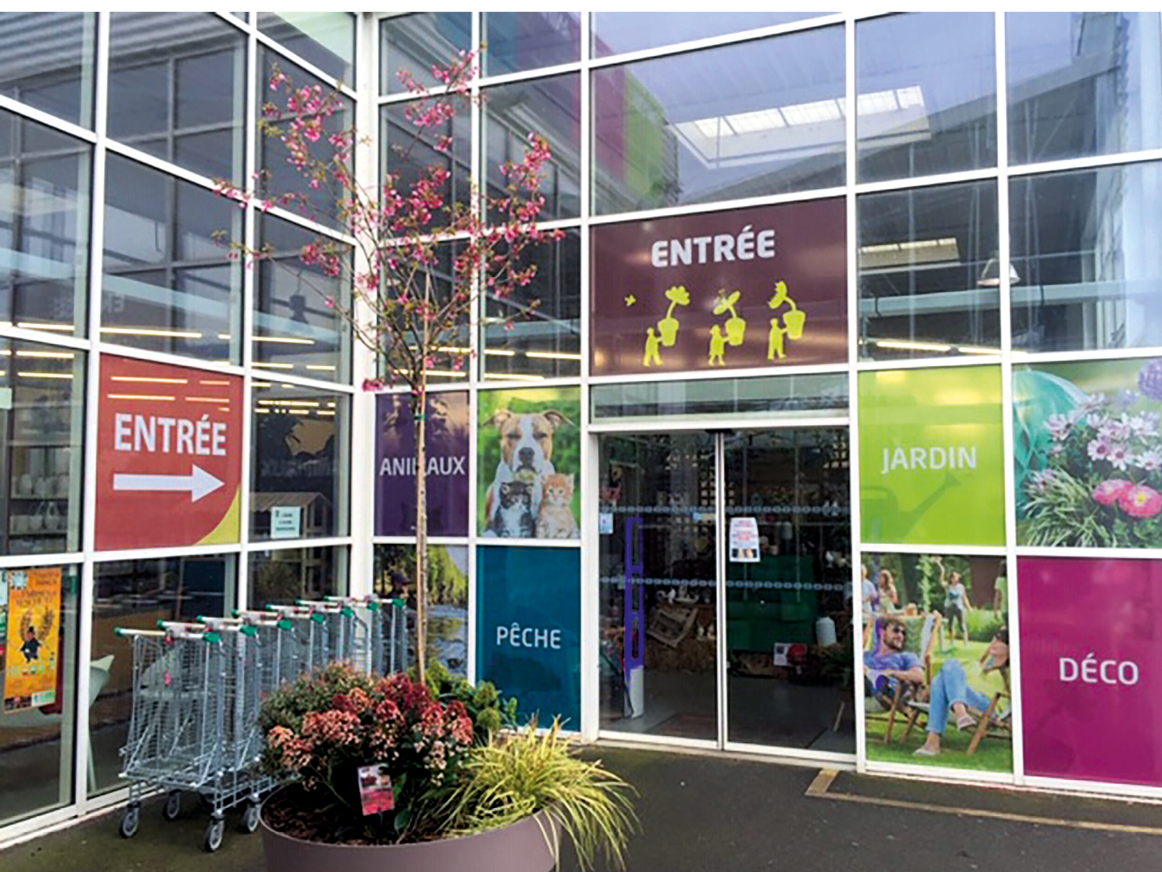Devanture de magasin avec enseigne extérieure personnalisée - aménagement de votre point de ente